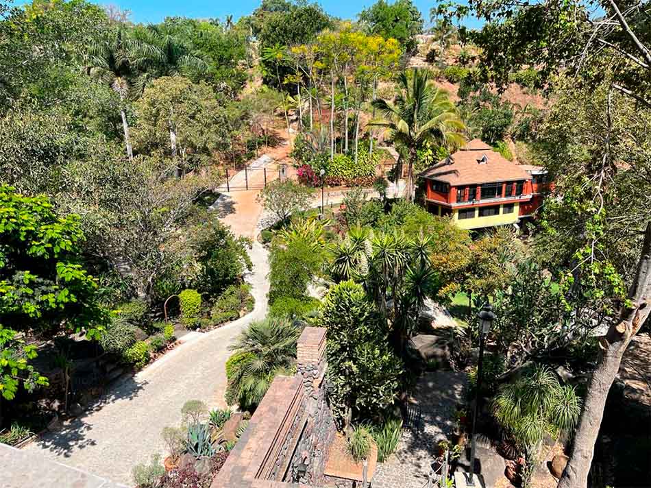 Sección de quinta pichón, con un gran espacio de naturaleza alrededor y un gran camino de estilo rustico.