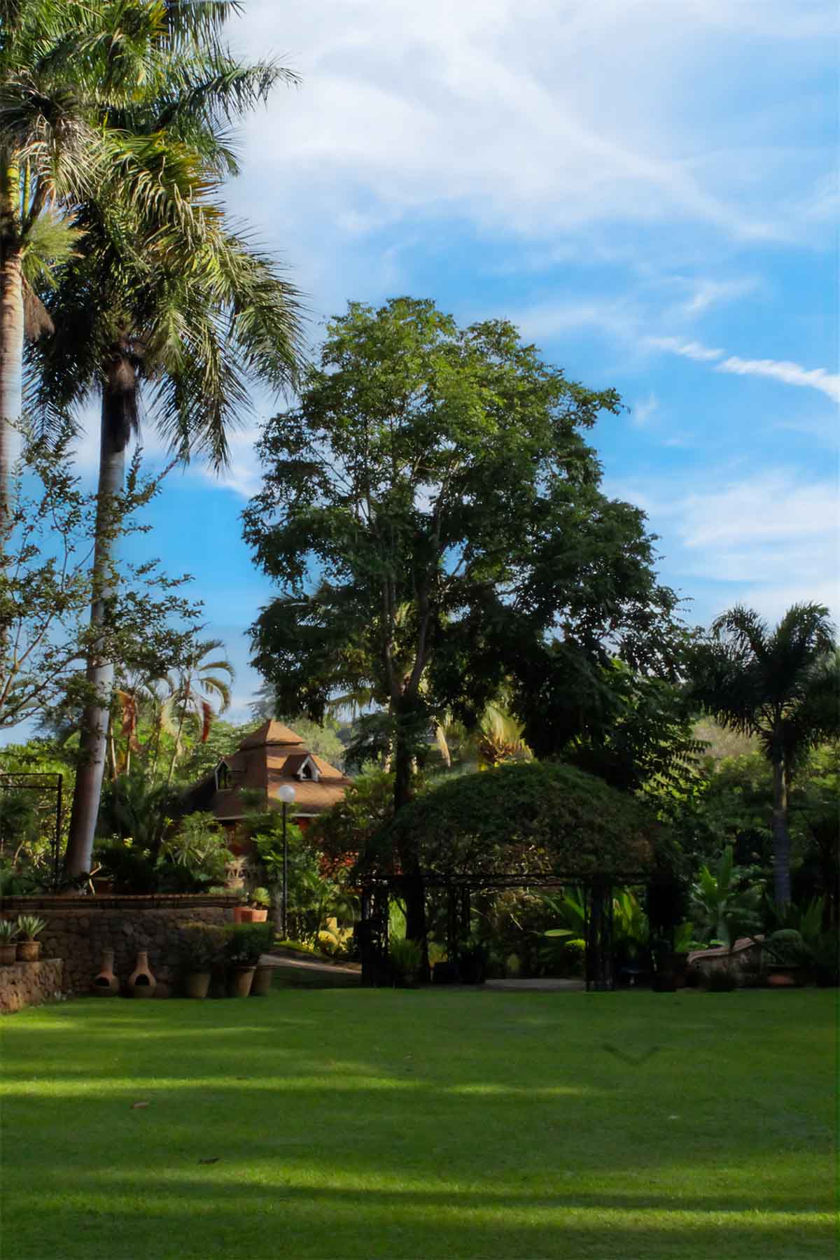 Jardines grandes de Quinta Pichón con árboles de gran tamaño.