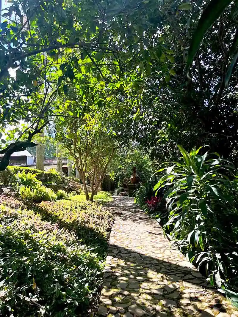 Área de Quinta Pichón con naturaleza, con un camino de estilo rústico, hecho de mampostería.