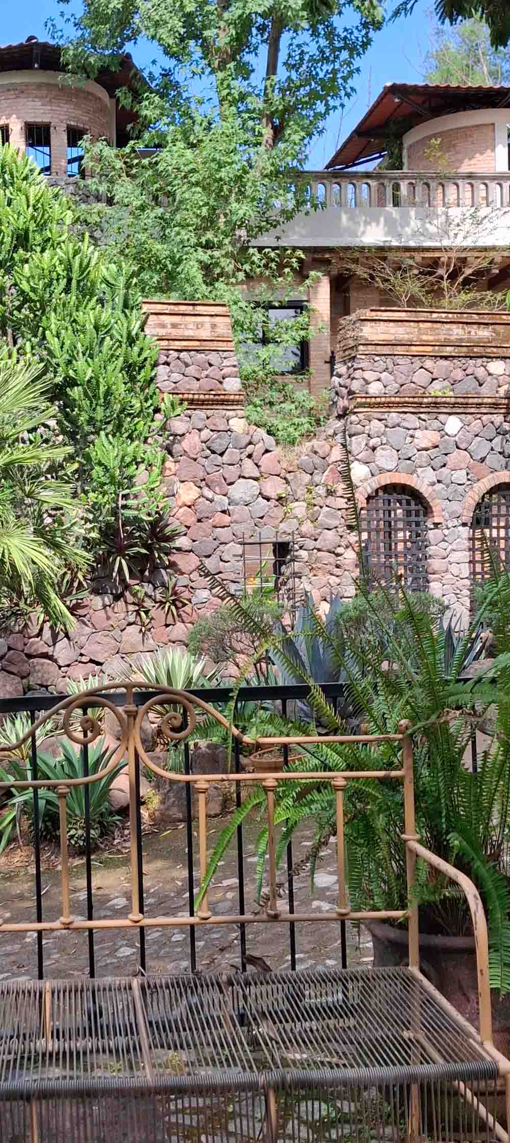 Fachada de Quinta Pichón construida con un estilo rústico y estructuras hechas con mampostería.