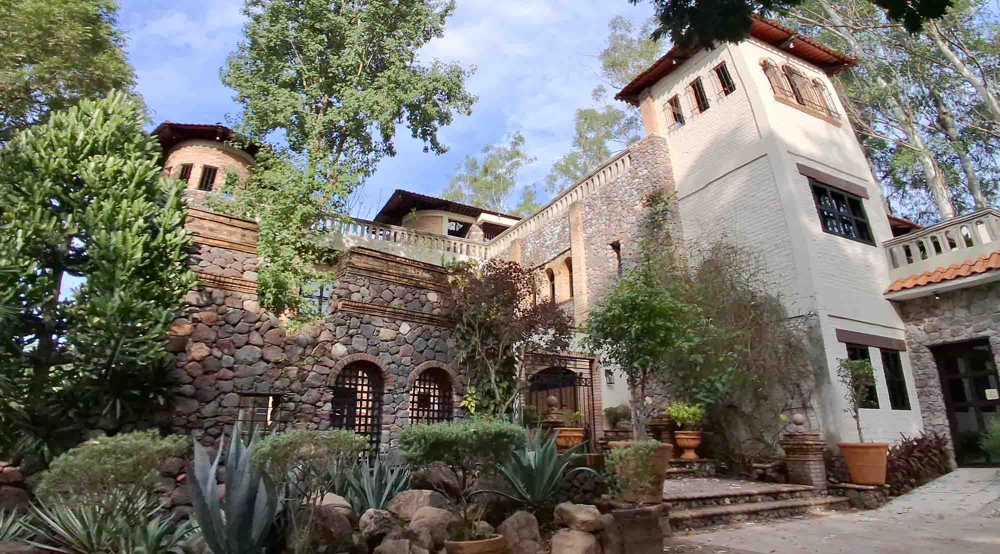 Fachada de Quinta Pichón con un estilo rústico y algunas construcciones y muros hechos con mampostería.