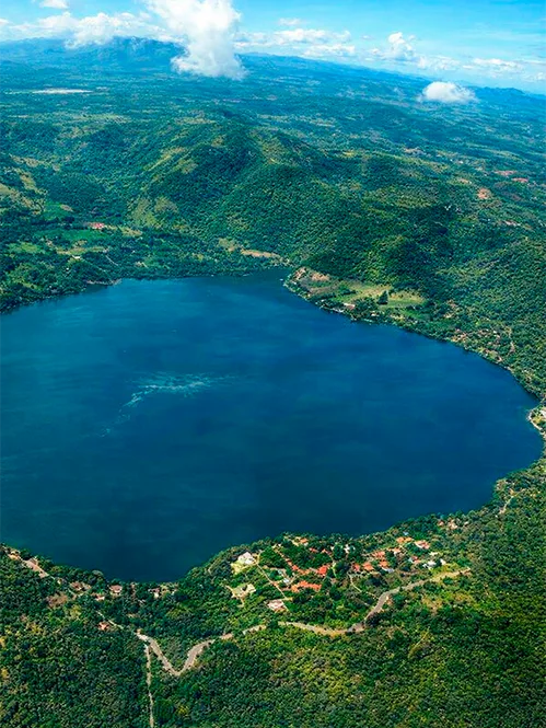 Laguna de gran tamaño llamada Santa Maria del Oro en Tepic, Nayarit; esta está rodeada de naturaleza, lugares para hospedarte y llevar a cabo actividades al aire libre.