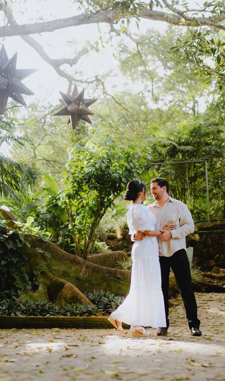 Pareja de novios bailado en una de las areas de Quita Pichon en su sesion de fotos.