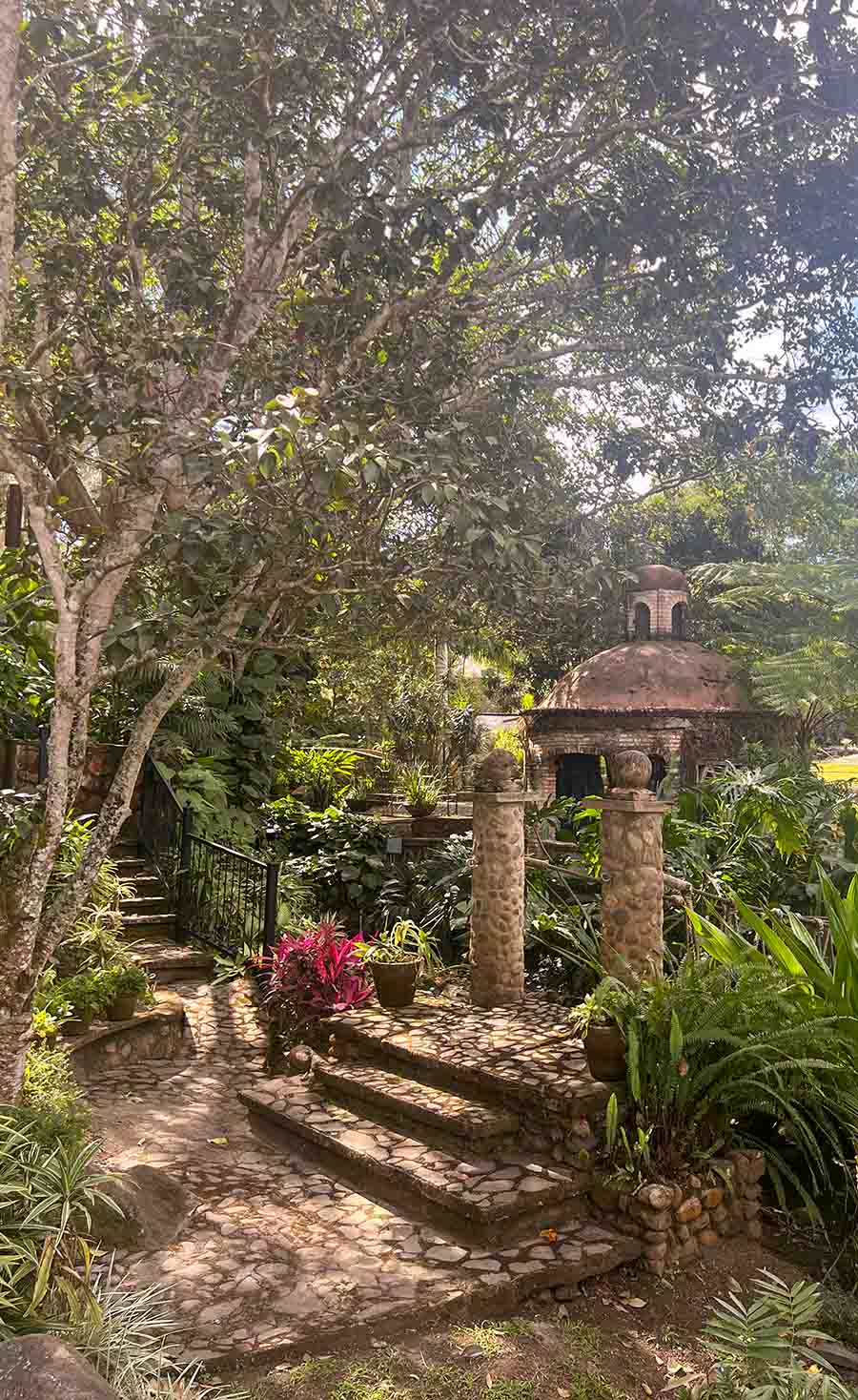 Zona de Quinta Pichón con estructuras rústicas hechas de mampostería, rodeada de naturaleza y árboles.