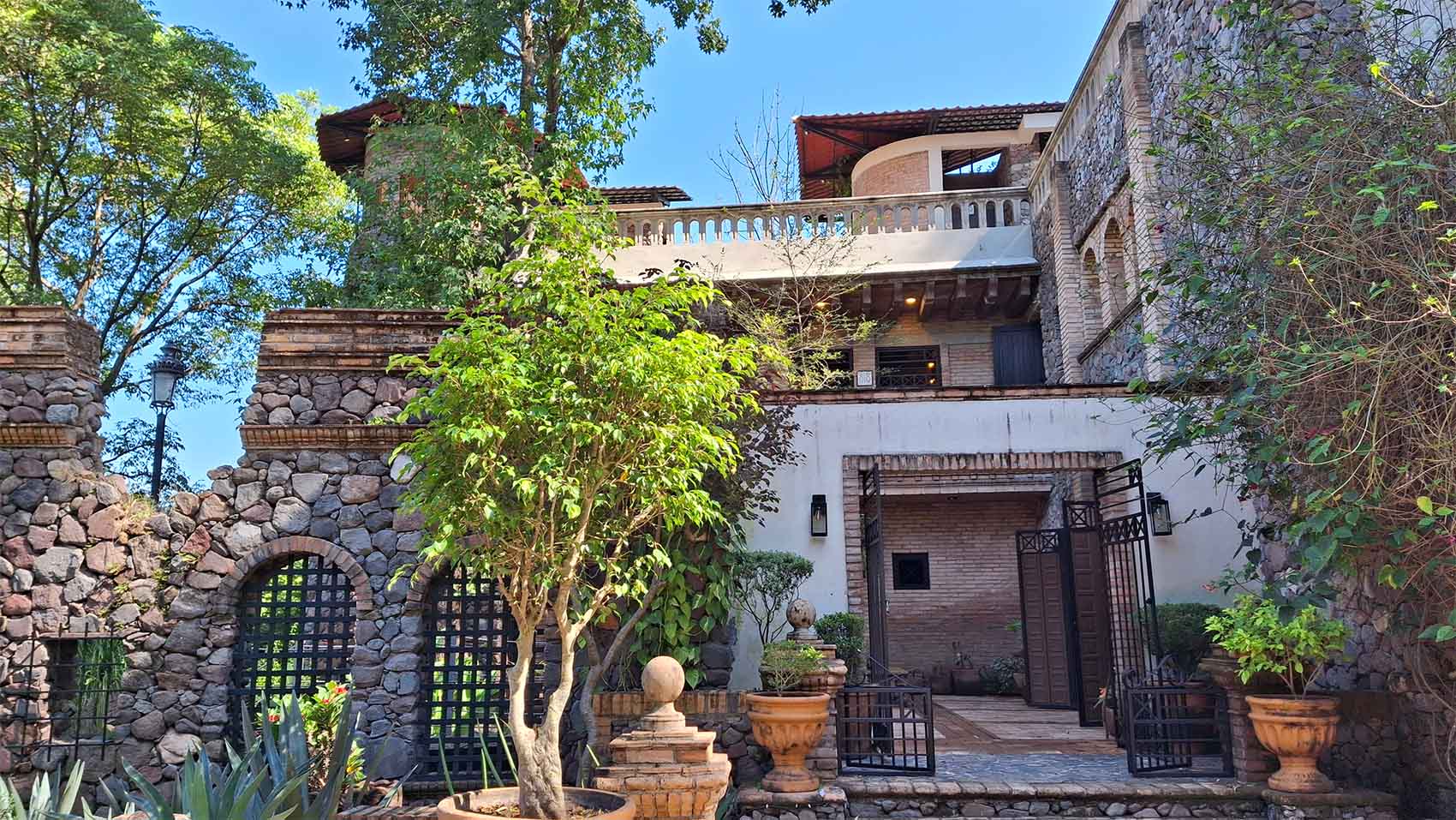 Fachada de un edificio de Quinta Pichón, de estilo tradicional y rústico, con una gran pared hecha de mampostería.