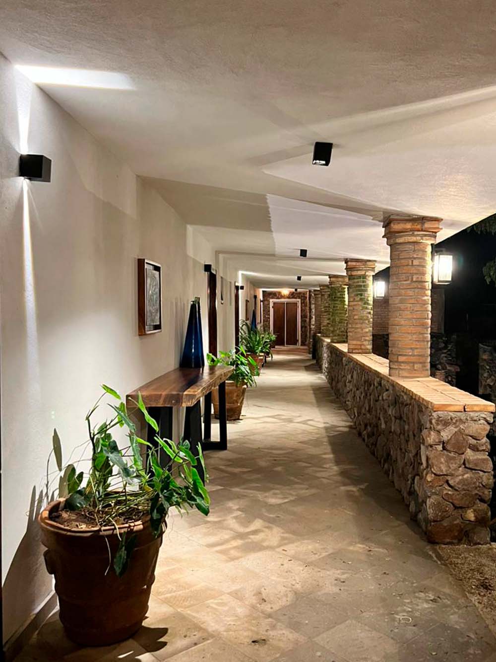 Instalaciones de quinta pichón en la zona de hospedaje, pasillo de los cuartos con un estilo tradicional y rústico.
