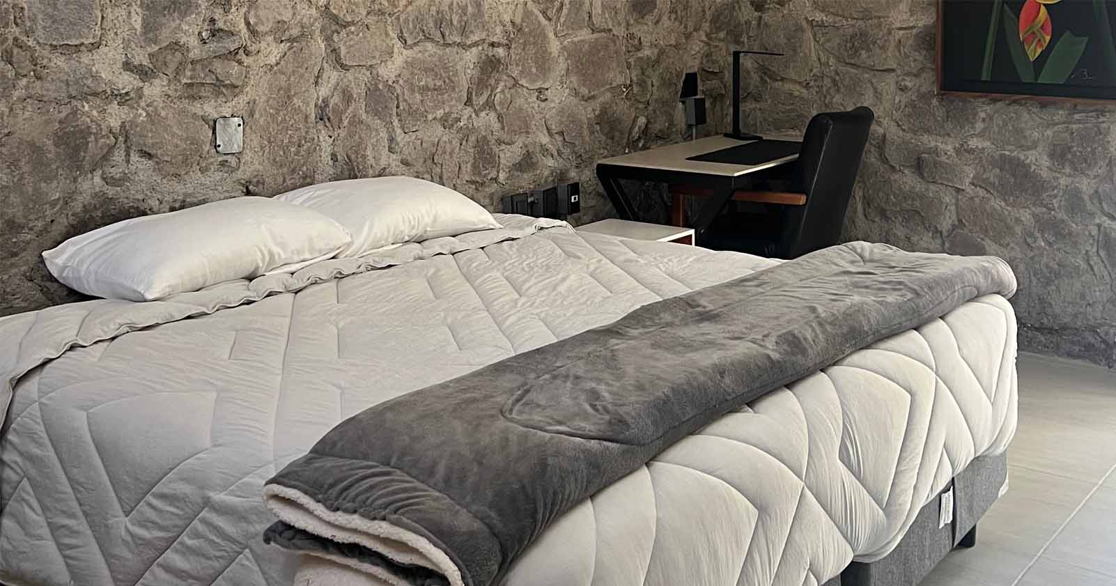 Habitación de la zona para huéspedes de Quita Pichón, su interior cuenta con una camas, muebles y servicios necesarios para una estadía cómoda. 