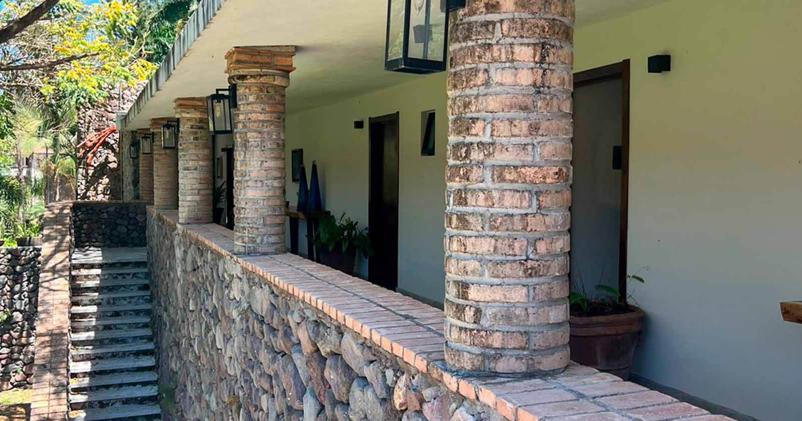 Fachada de la zona para huéspedes de Quinta Pichón, la arquitectura tiene un estilo rustico y elegante.