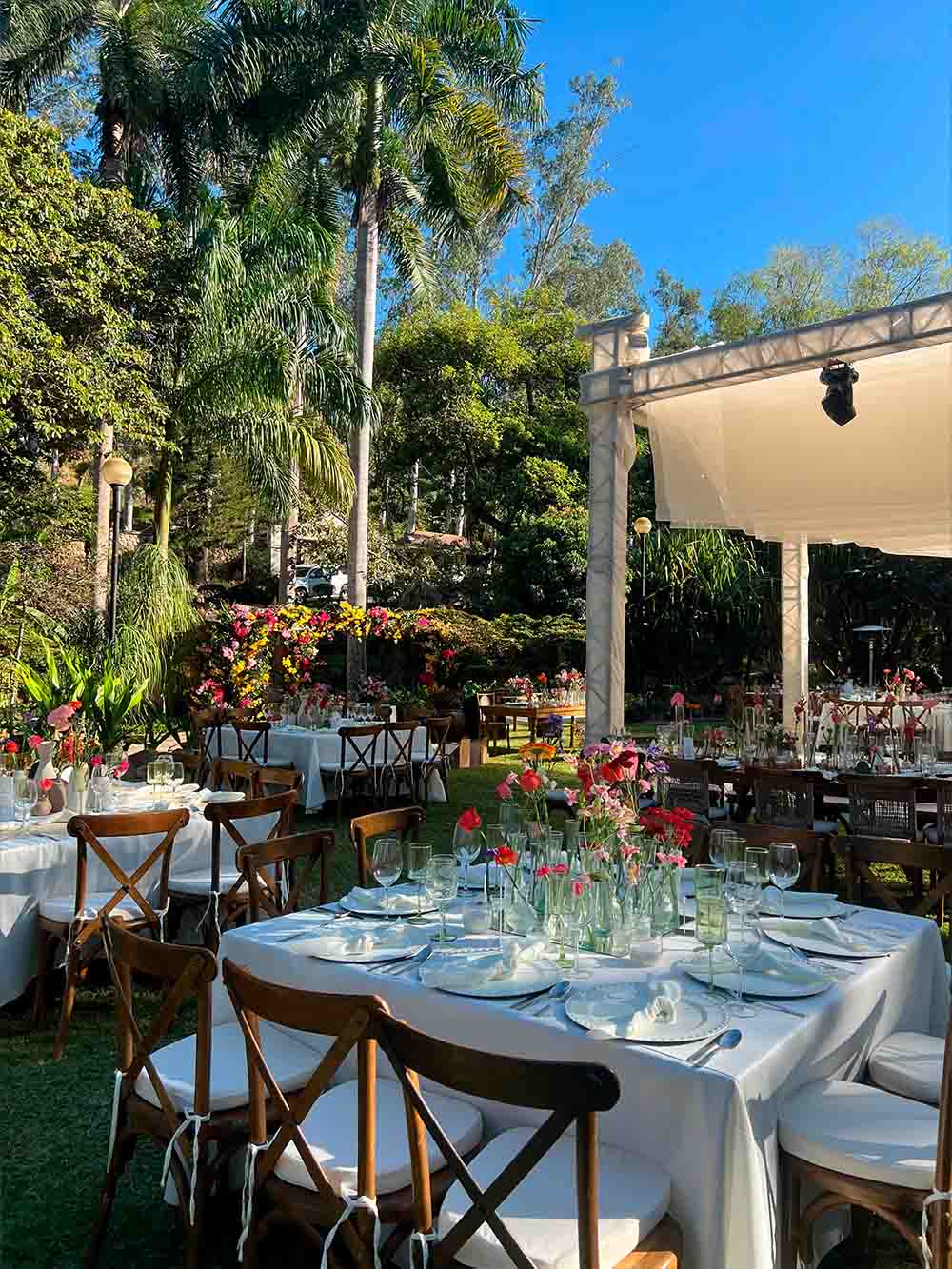 Jardín de Quinta Pichón con mobiliario para celebrar un evento social, de estilo elegante y sobrio.