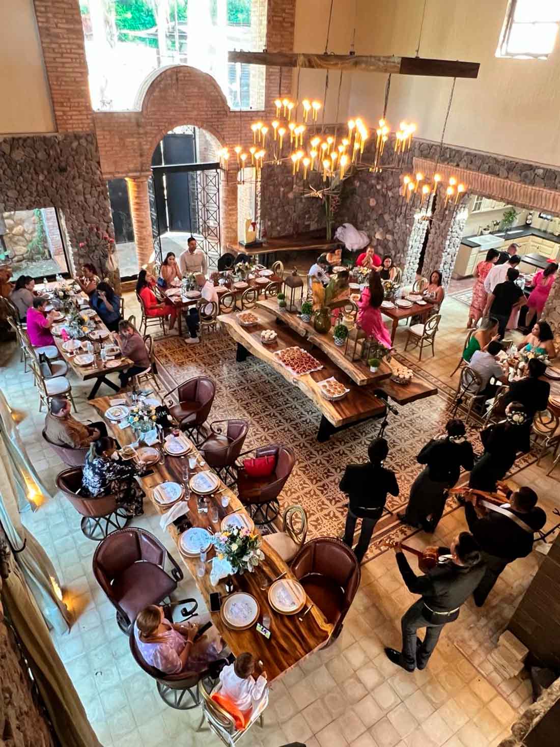 Interior de un edificio de Quinta Pichón, de arquitectura tradicional, con mobiliario y decoración elegante para celebrar un evento social.