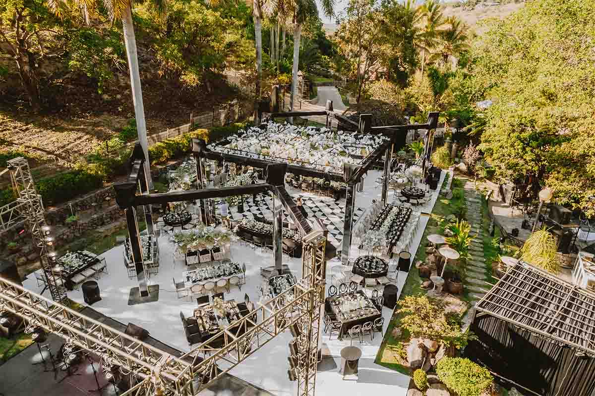 Jardín de gran tamaño de Quinta Pichón, con un escenario central para celebrar una boda, decorado en blanco y negro.