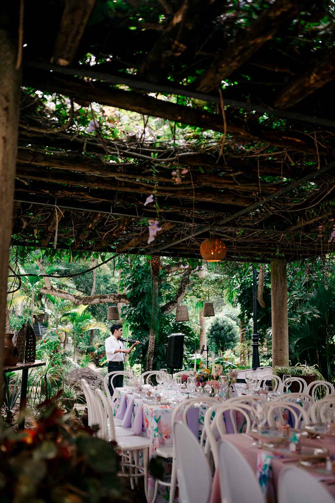 Zona de pérgolas de Quinta Pichón, con mobiliario para celebrar un evento social, decorado con colores pastel.