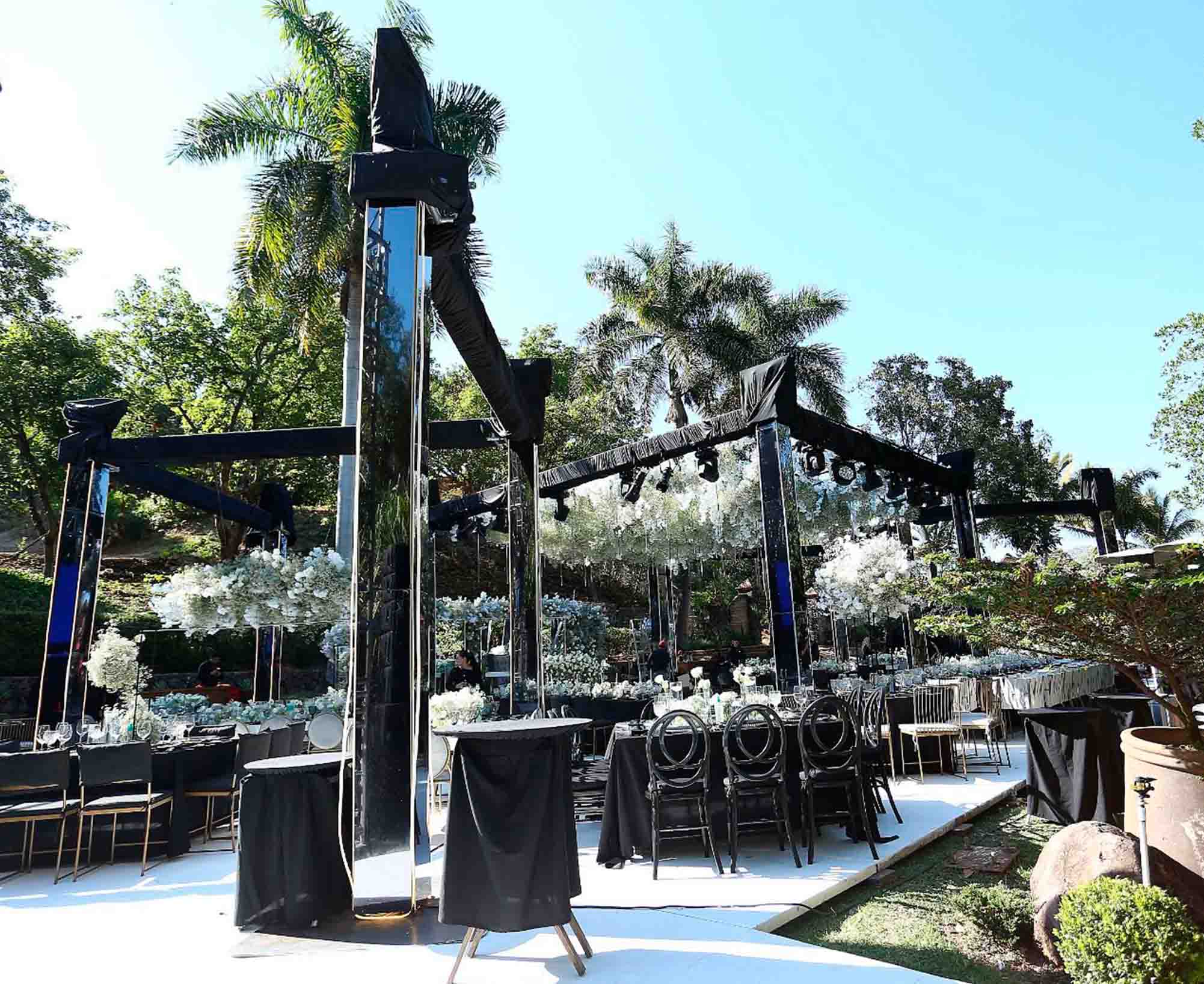 Jardín principal de Quinta Pichón rodeado de arboles con un gran escenario color blanco para un evento.