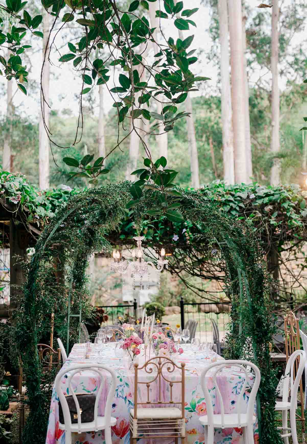 Jardín de Quinta Pichón con estructura de pérgolas y decoradas con naturaleza.