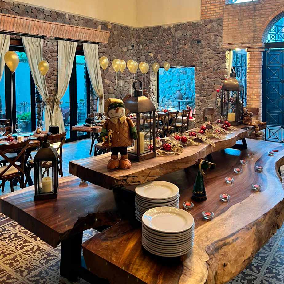 Instalaciones interiores de la casona, zona en Quinta Pichón utilizada para llevar acabo eventos sociales, decorado con globos y adornos con tonos otoñales con motivo navideño.