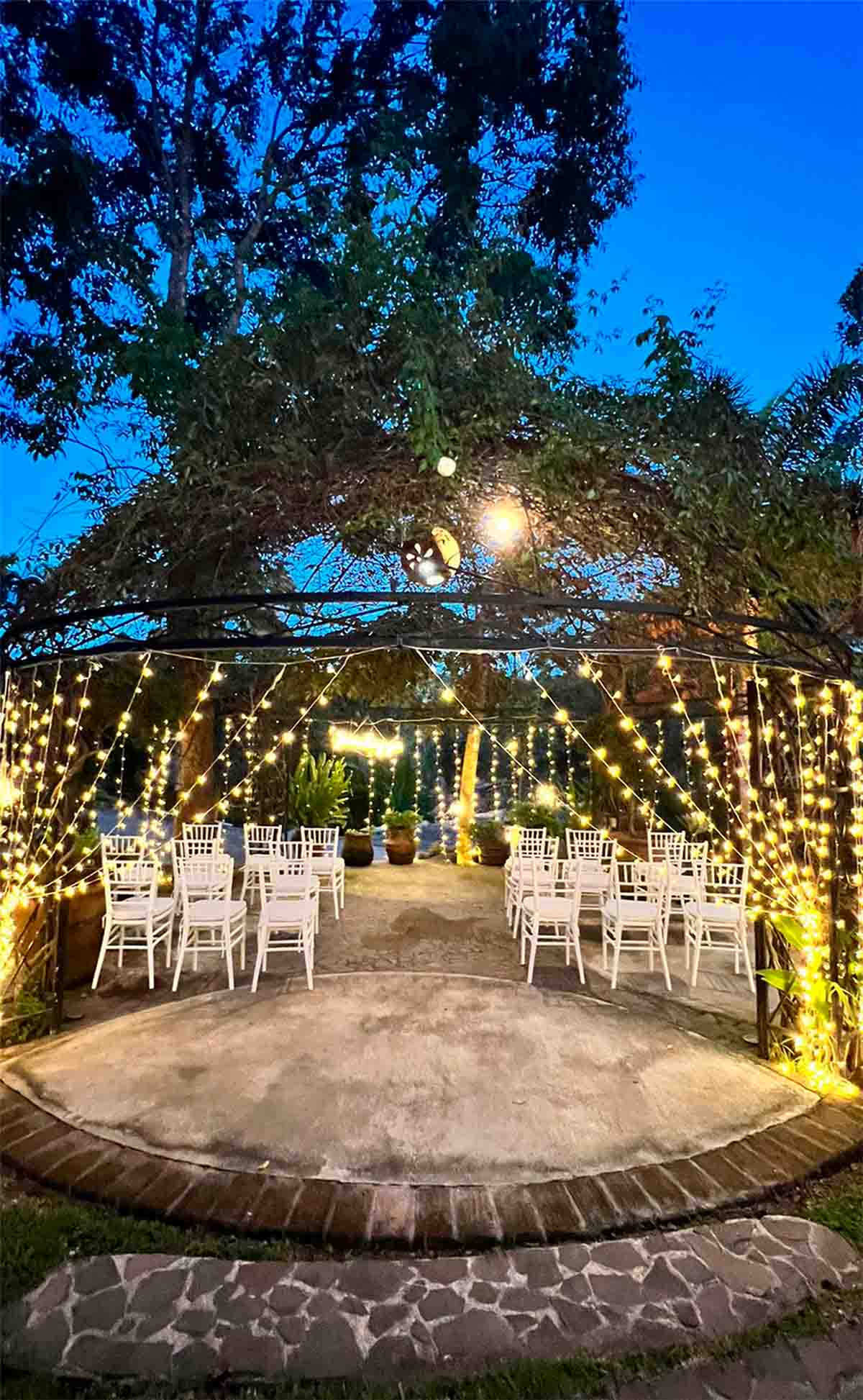Zona de Quinta Pichón con estructura metálica en forma de domo decorada con luces y con sillas para llevar acabo una ceremonia.
