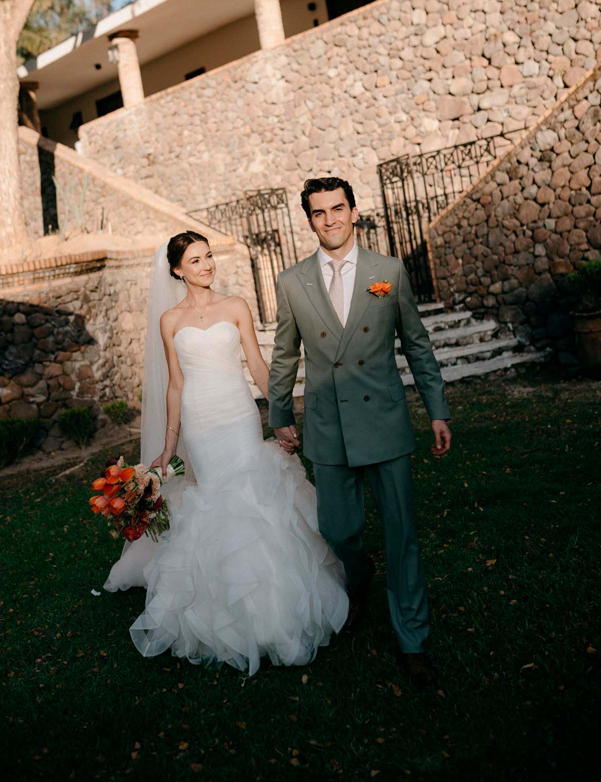 Instalaciones interiores de Quinta Pichón donde se celebra un evento social con muchos adornos en tonos azules, amarrillos y rosas.