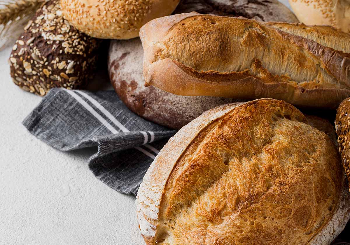 Pan artesanal de distintas formas y tamaños.