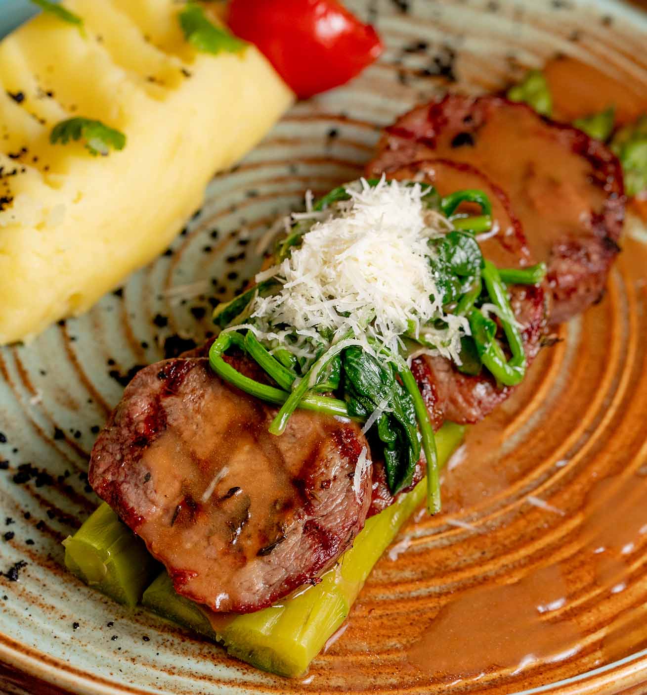 Carne asada con vegetales y queso.