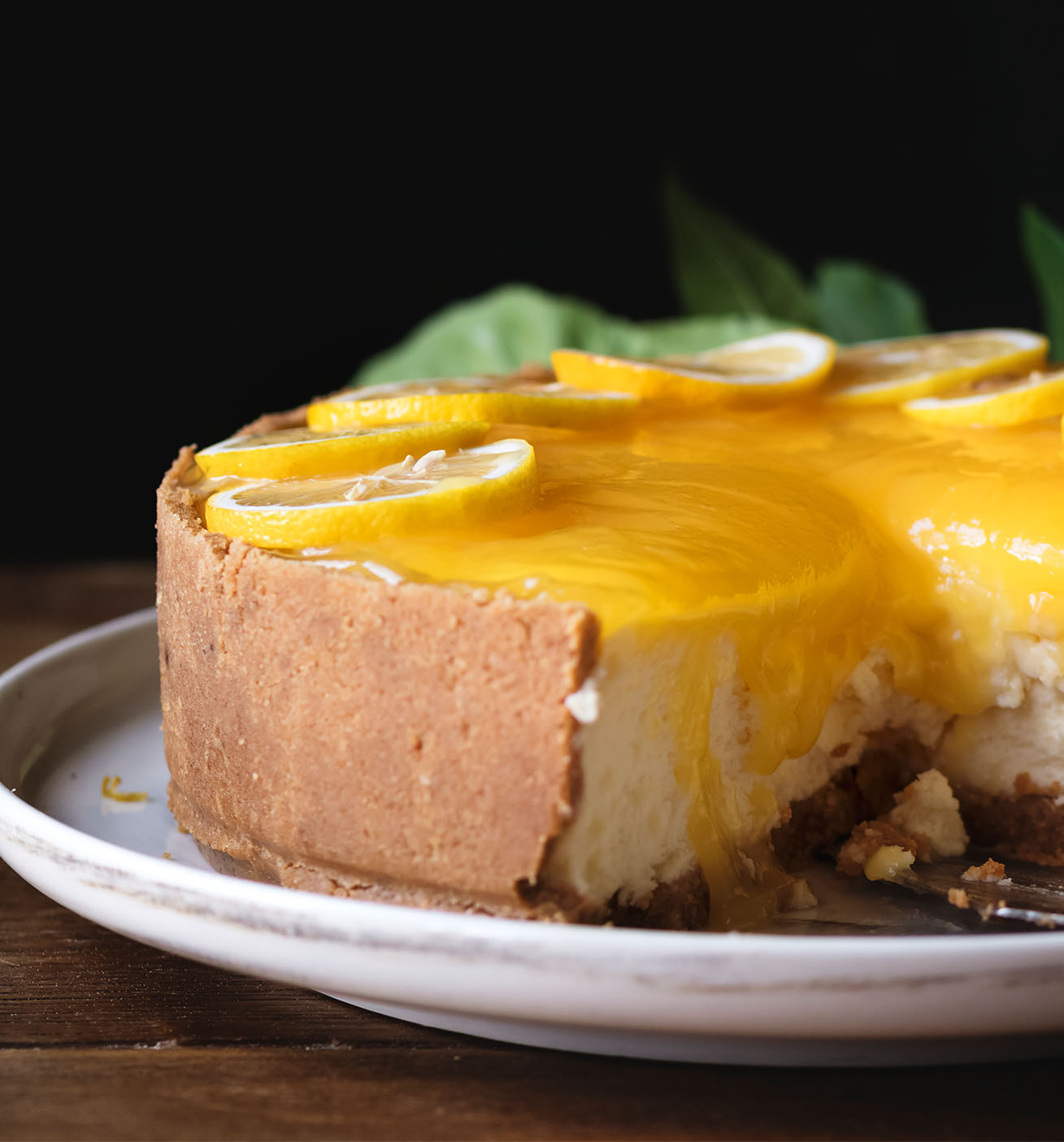 Cheesecake de cítricos: Las orillas están hechas de masa crujiente de galleta dorada, con un relleno suave.
