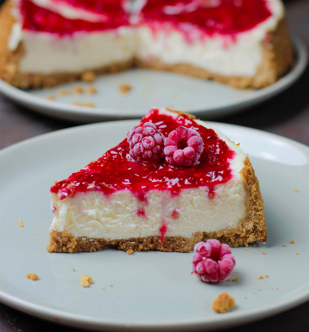 Postre elaborado con frutos rojos y con un relleno suave en la parte inferior; tiene base de pan crujiente, decorado en la parte superior con zarzamoras.