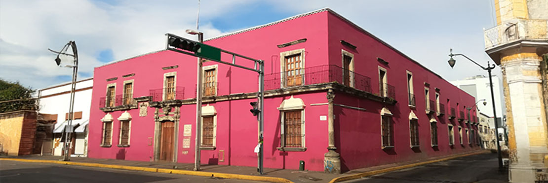 El Museo Regional de Nayarit se encuentra en la histórica Casa Fenelón, un inmueble construido hacia 1750, su fachada esta pintada de color rosa y si estilo es colonial.