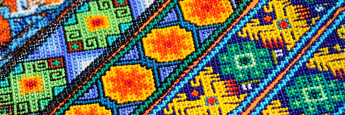 Bisutería echa a base de semillas naturales como café, frijol pinto y jojoba, así como chaquira multicolor.