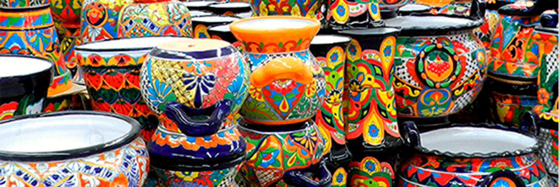 Ceramica echa a base de barro y pintada con colores vibrantes en muchos tonos y adornadas con ornamentos de formas geometricas y organicas.