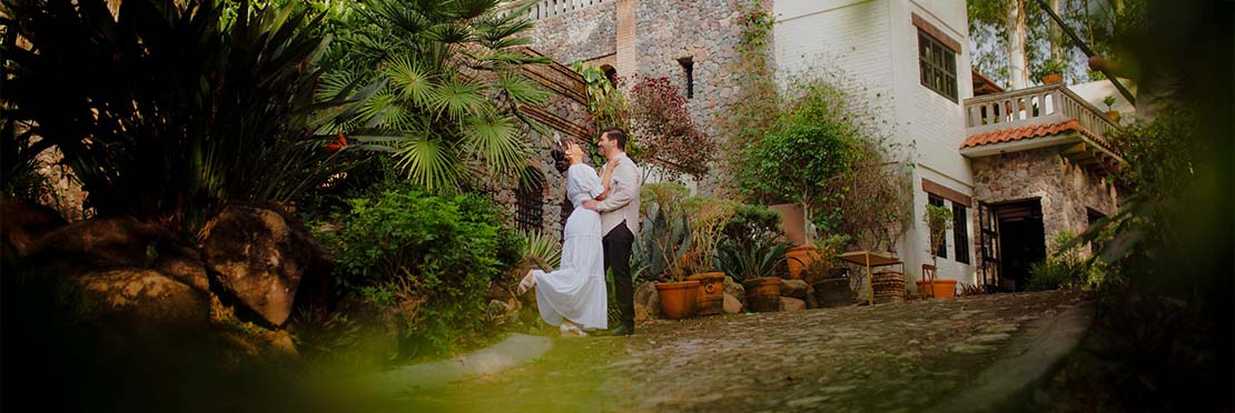 Pareja de novios celebrando una luna de miel en Quinta Pichón, ubicada en Nayarit.