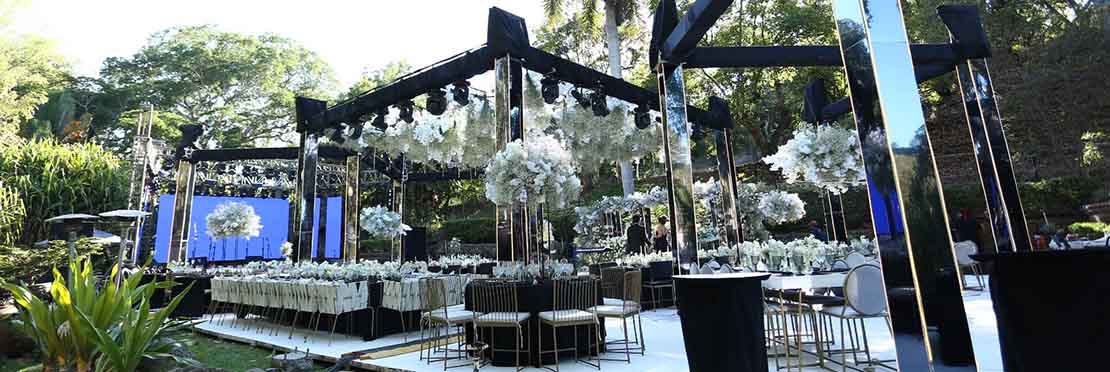 Evento social celebrado en un jardín de Quita Pichón, la decoración tiene colores negro y blanco.