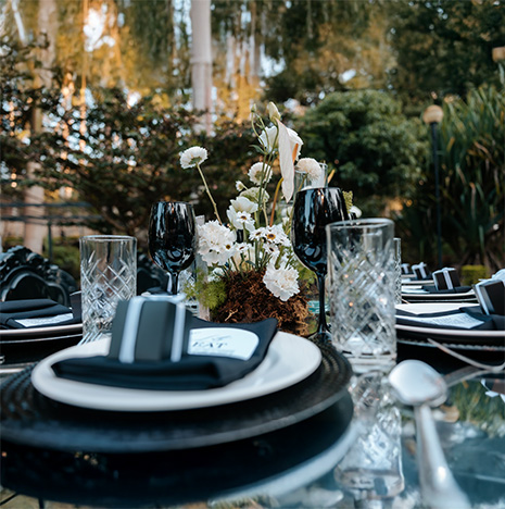 Evento social celebrado en un jardín de Quita Pichón, la decoración tiene colores negro y blanco.