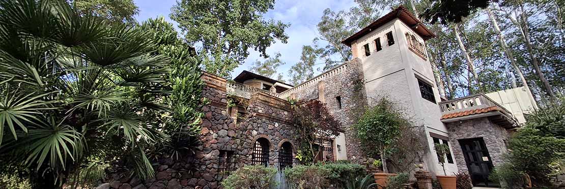 Fachada del hotel Quinta Pichón en Nayarit, esta tiene una arquitectura tradicional y rustica, esta rodeada de naturaleza. 