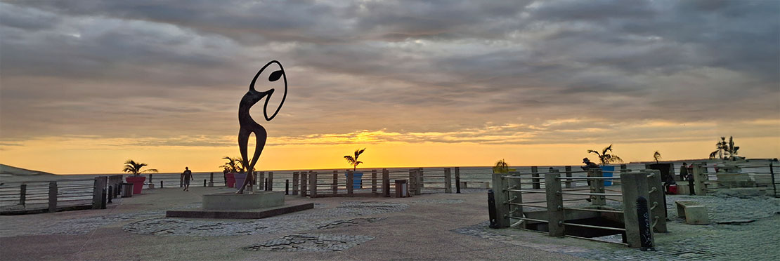 Escultura de “La loca del muelle de San Blas” situada en el Muelle de San Blas, en Tepic, Nayarit, un ícono cultural de la región.