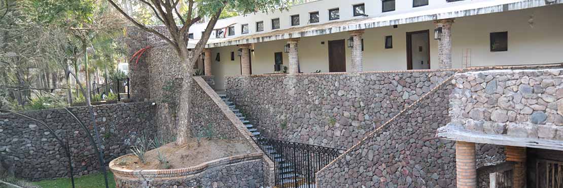 Zona de habitaciones y jardín de eventos de la hotelería y renta de eventos Quita Pichón en Tepic Nayarit.