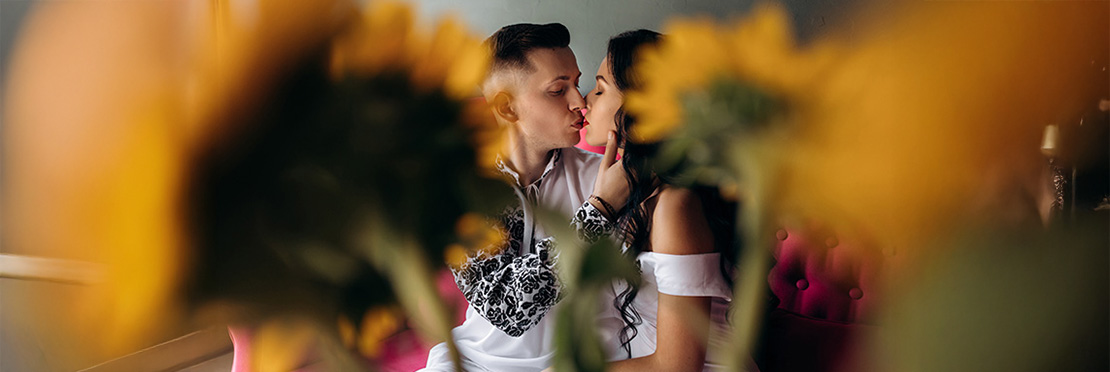 Pareja ce labrando su boda en Tepic, Nayarit, visten con ropa típica de lugar.