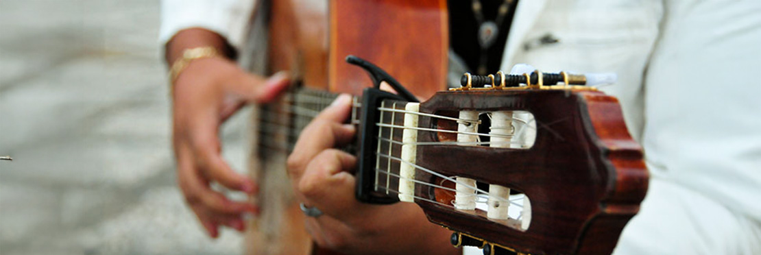 Musico Nayarita tocando la guitarra.