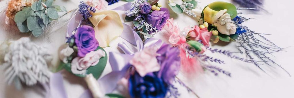 Flores para adornar una un evento social que es una boda, esta son de distintos colores.