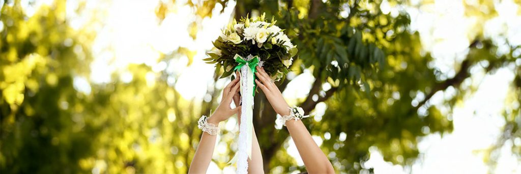 Ramo de bodas lanzado a un grupo de mujeres, tradición en las bodas.