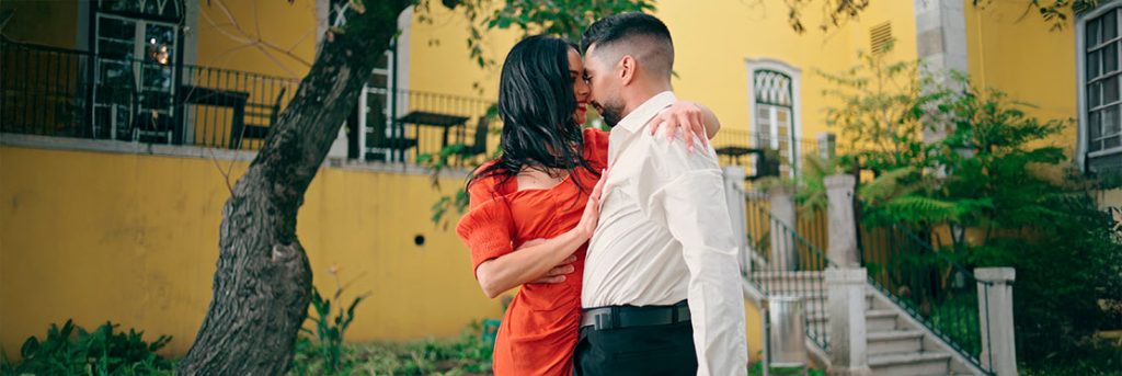Pareja pasando rato romántico en un parque en Tepic, Nayarit.