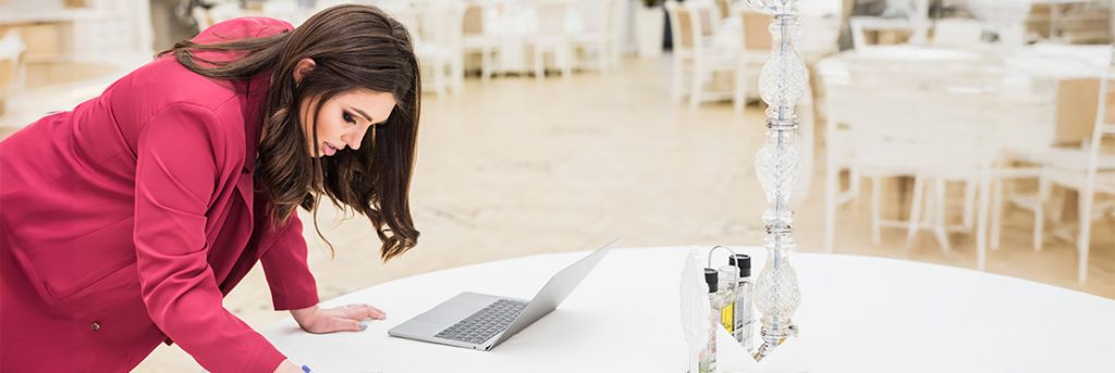 Mujer joven revisando las instalaciones de Quinta Pichón, Nayarit, donde se celebrara una boda.